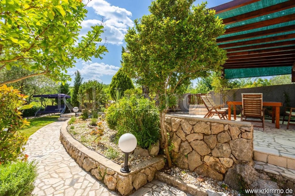 Hiša z dvema stanovanjskima enotama in bazenom naprodaj!