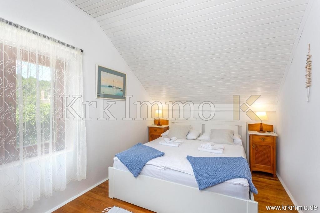 Hiša z dvema stanovanjskima enotama in bazenom naprodaj!