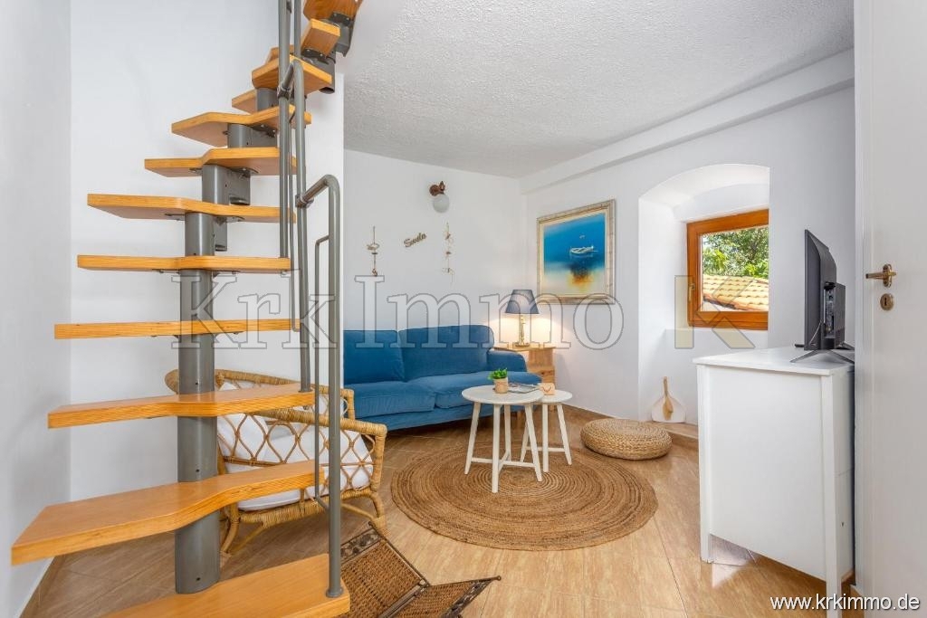 Hiša z dvema stanovanjskima enotama in bazenom naprodaj!