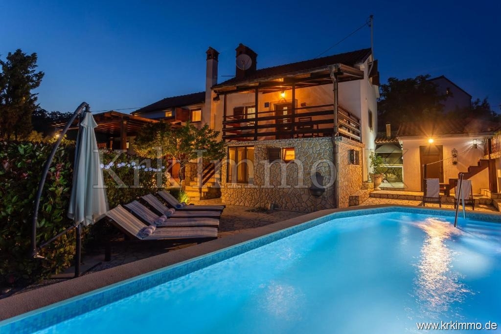 Hiša z dvema stanovanjskima enotama in bazenom naprodaj!