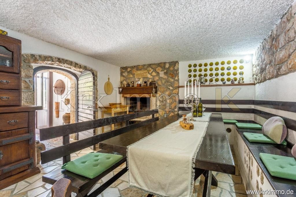 Hiša z dvema stanovanjskima enotama in bazenom naprodaj!