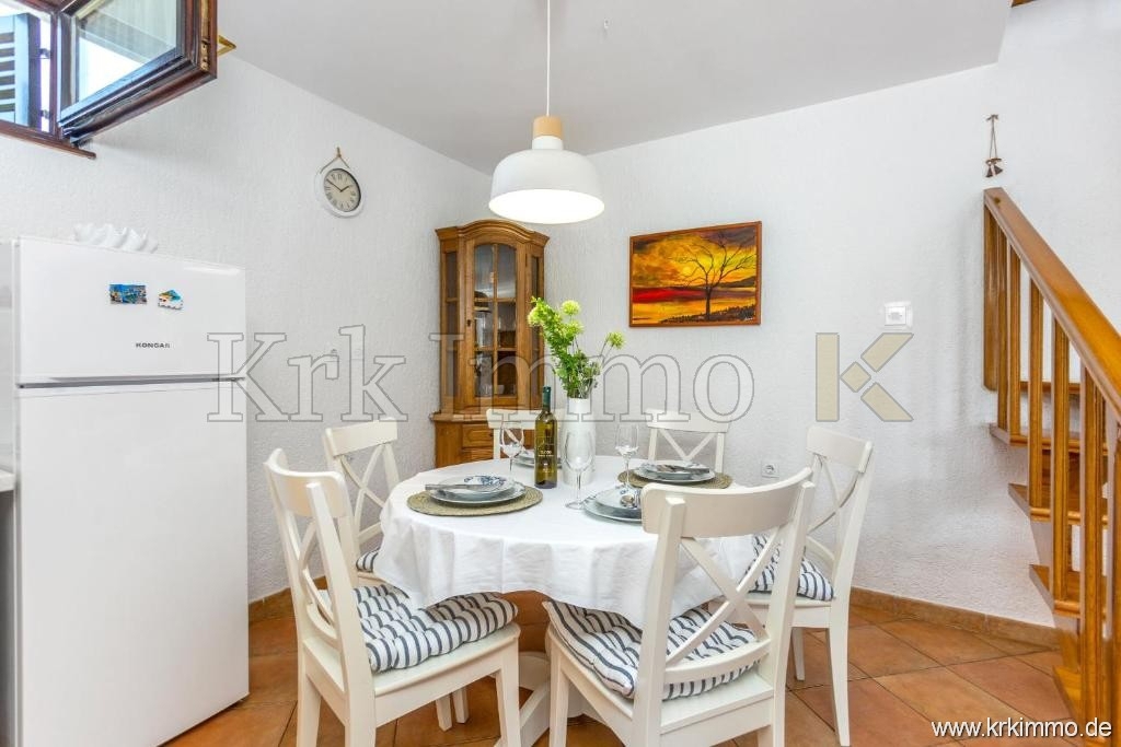 Hiša z dvema stanovanjskima enotama in bazenom naprodaj!