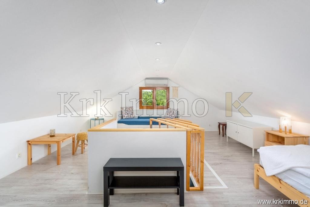 Hiša z dvema stanovanjskima enotama in bazenom naprodaj!