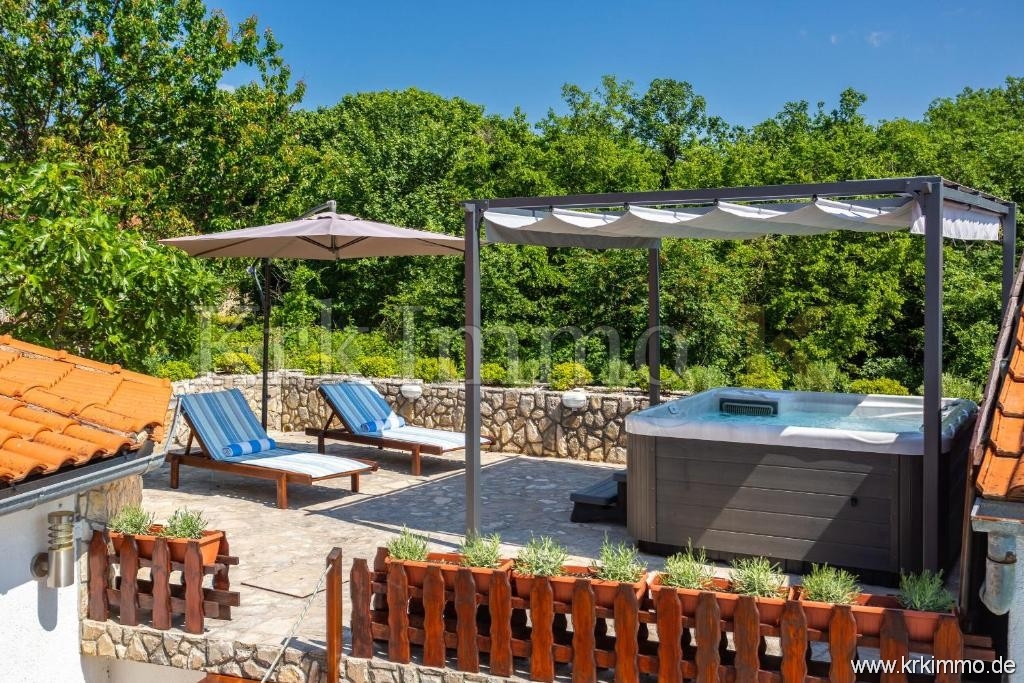 Hiša z dvema stanovanjskima enotama in bazenom naprodaj!