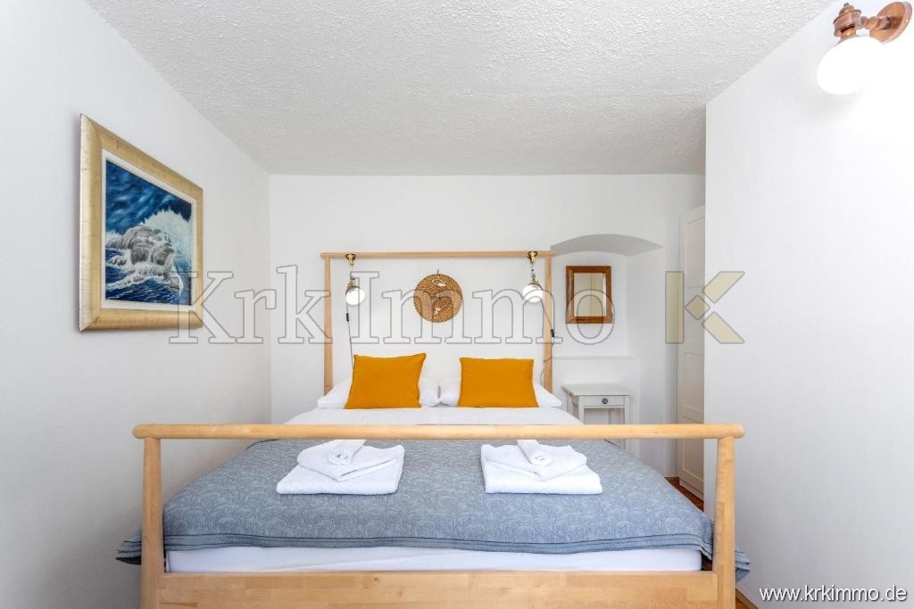 Hiša z dvema stanovanjskima enotama in bazenom naprodaj!