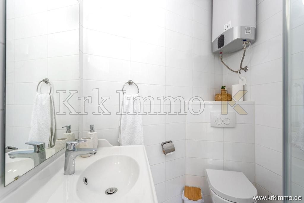 Hiša z dvema stanovanjskima enotama in bazenom naprodaj!