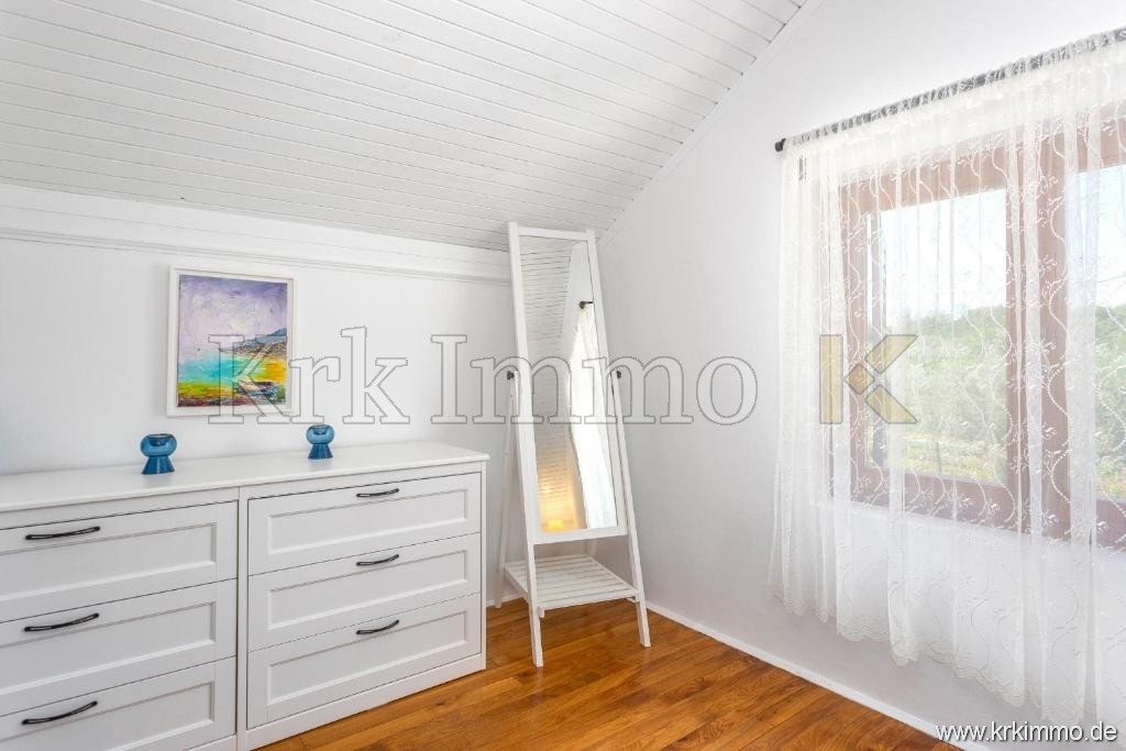 Hiša z dvema stanovanjskima enotama in bazenom naprodaj!