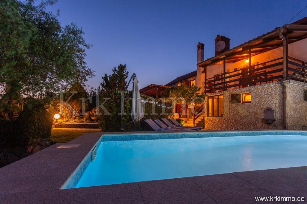 Hiša z dvema stanovanjskima enotama in bazenom naprodaj!