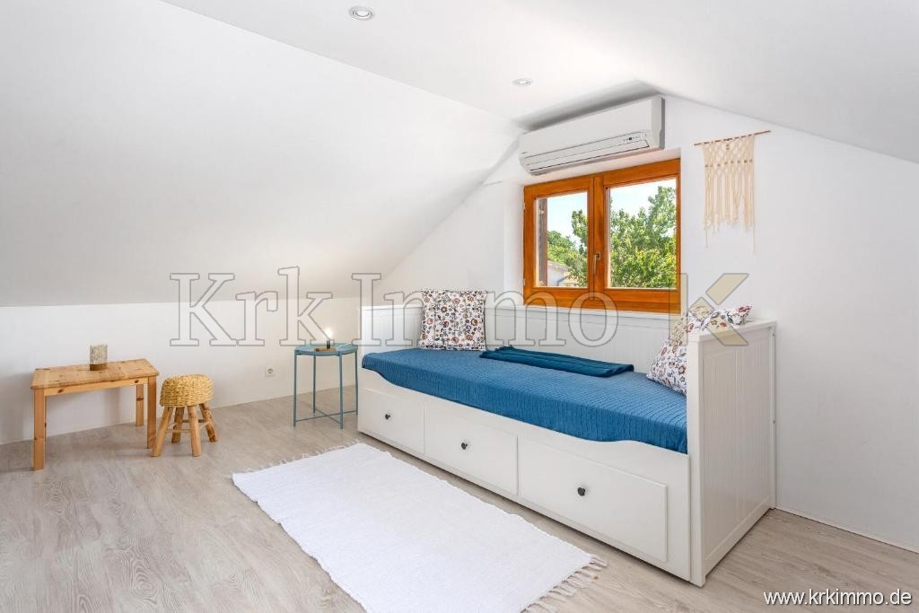 Hiša z dvema stanovanjskima enotama in bazenom naprodaj!