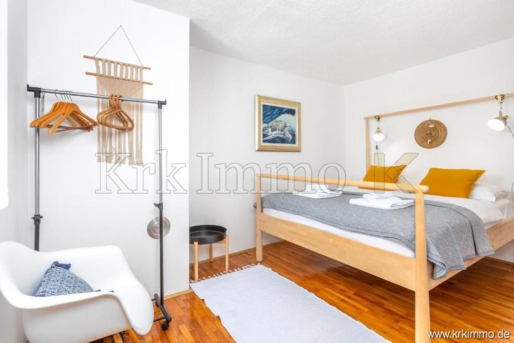 Hiša z dvema stanovanjskima enotama in bazenom naprodaj!