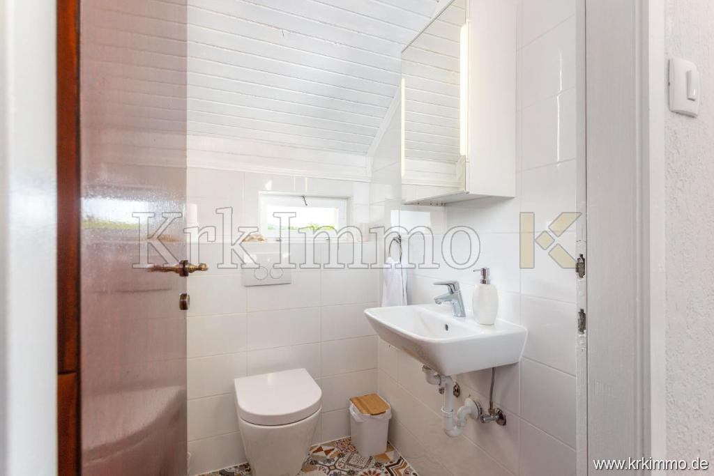 Hiša z dvema stanovanjskima enotama in bazenom naprodaj!