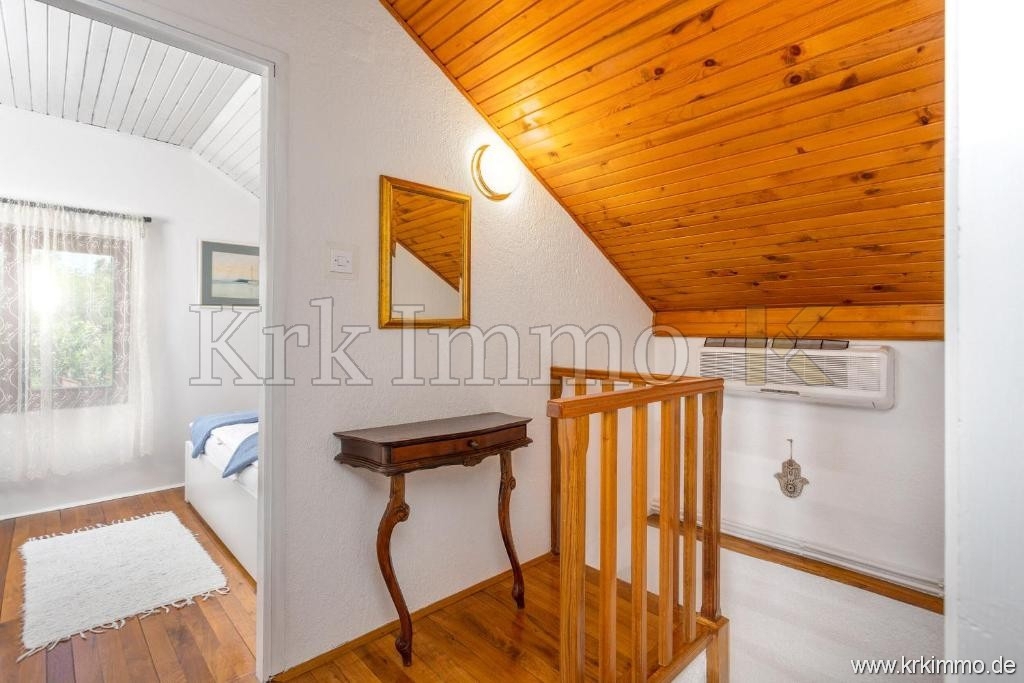 Hiša z dvema stanovanjskima enotama in bazenom naprodaj!