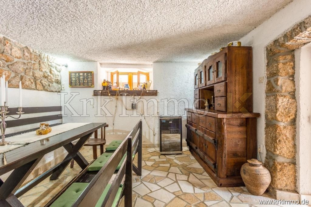 Hiša z dvema stanovanjskima enotama in bazenom naprodaj!