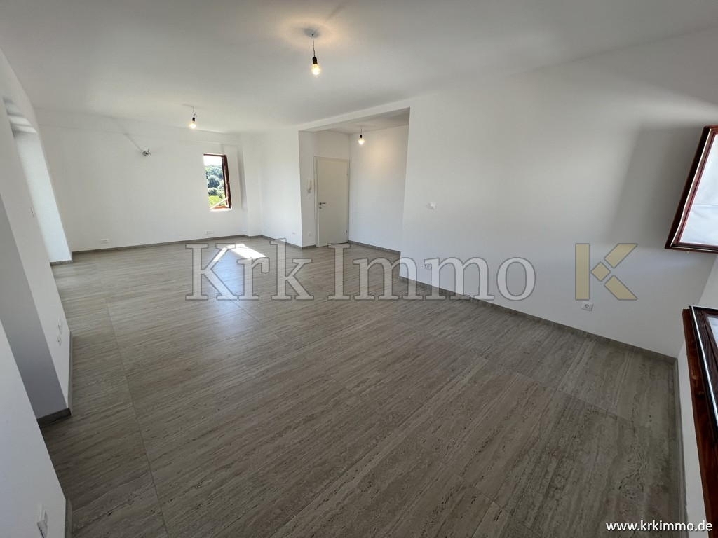 Mesto Krk, prvi red ob morju: Hiša s tremi apartmaji