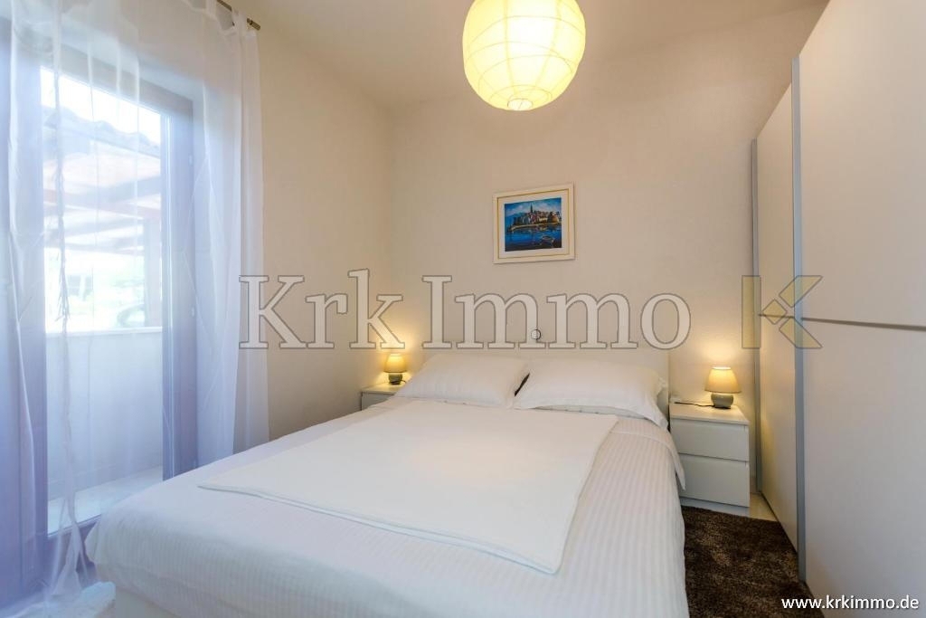 Mesto Krk, prvi red ob morju: Hiša s tremi apartmaji