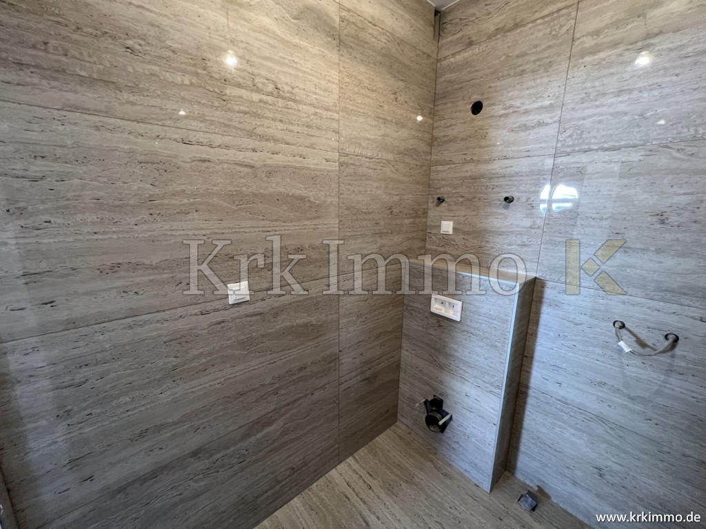 Mesto Krk, prvi red ob morju: Hiša s tremi apartmaji