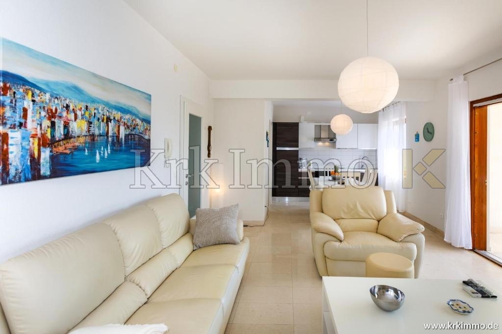 Mesto Krk, prvi red ob morju: Hiša s tremi apartmaji