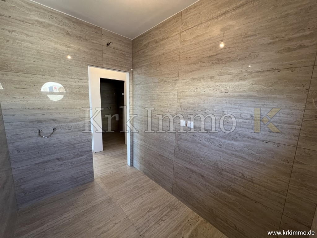 Mesto Krk, prvi red ob morju: Hiša s tremi apartmaji