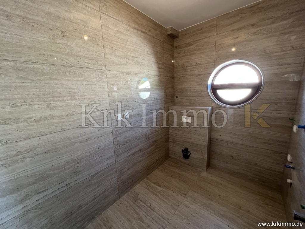 Mesto Krk, prvi red ob morju: Hiša s tremi apartmaji