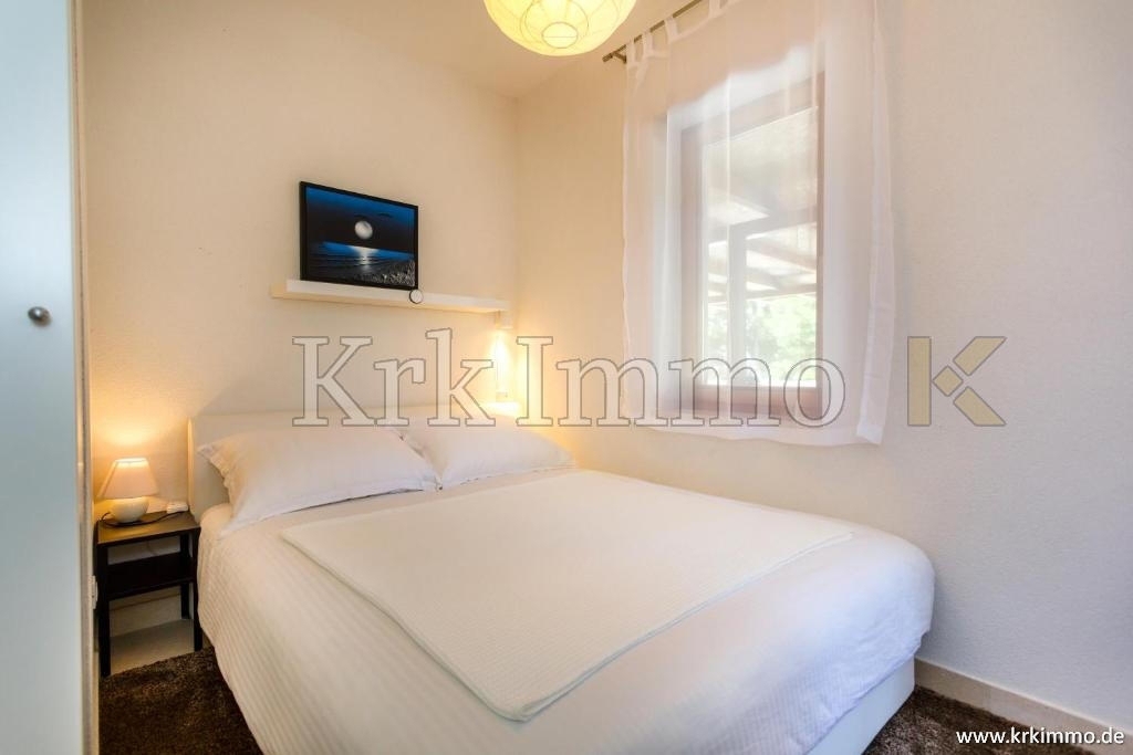 Mesto Krk, prvi red ob morju: Hiša s tremi apartmaji