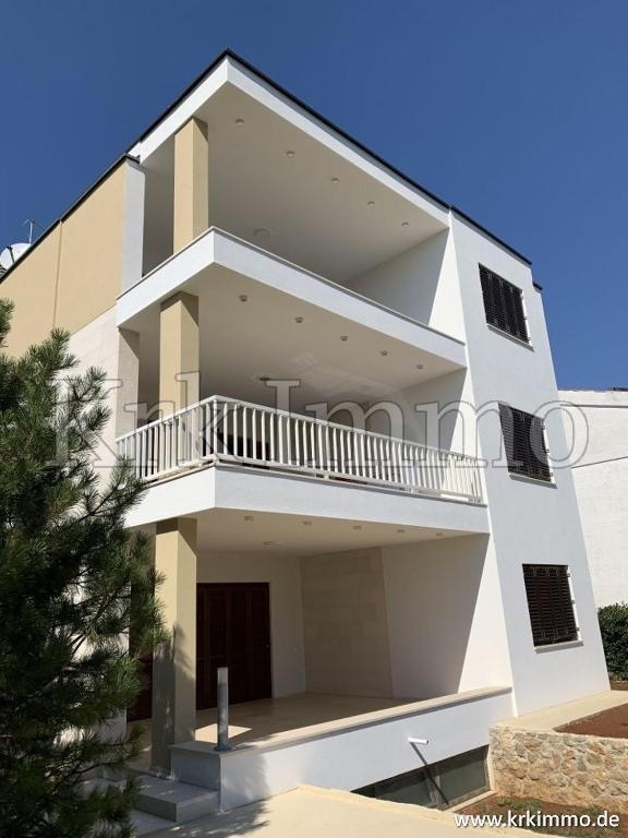 Mesto Krk, prvi red ob morju: Hiša s tremi apartmaji