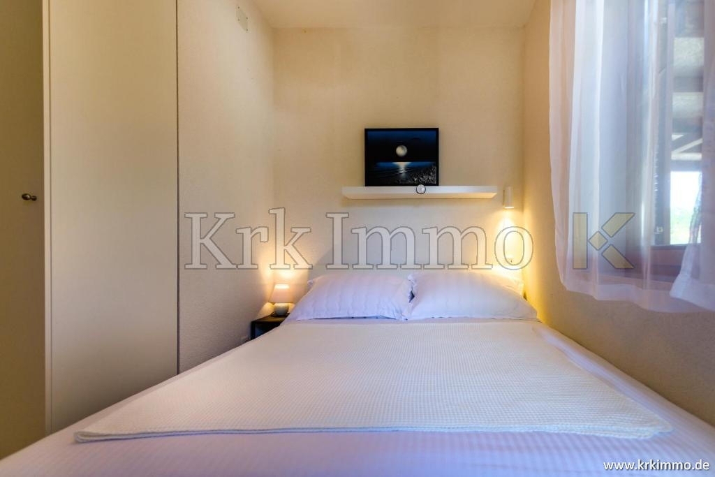 Mesto Krk, prvi red ob morju: Hiša s tremi apartmaji