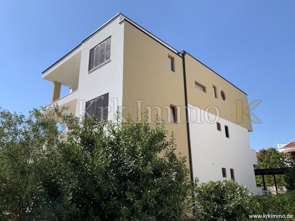 Mesto Krk, prvi red ob morju: Hiša s tremi apartmaji