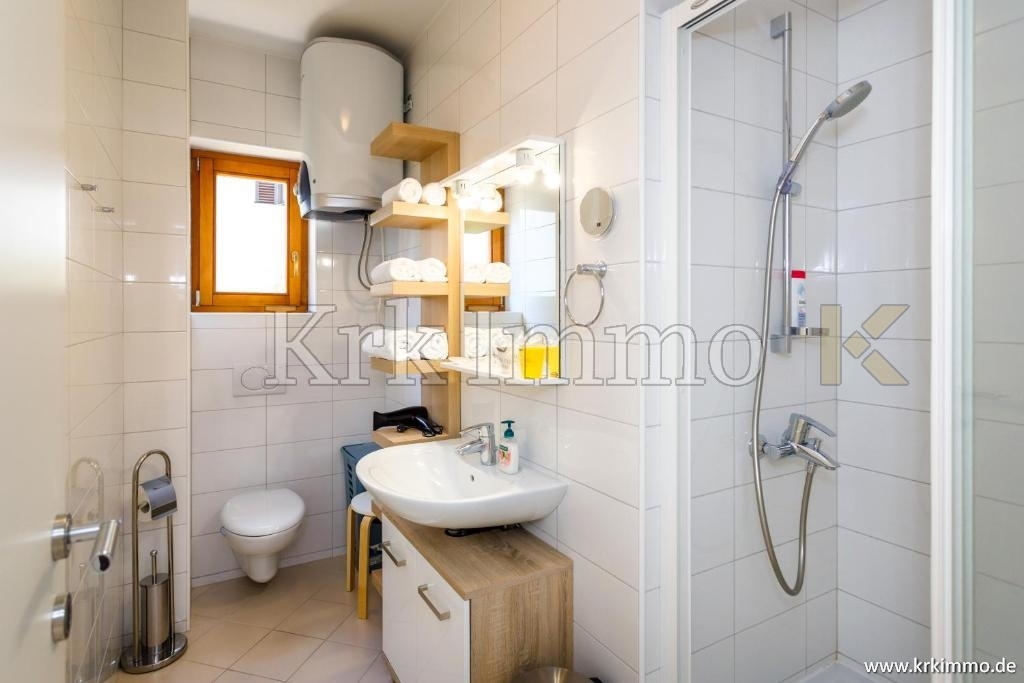 Mesto Krk, prvi red ob morju: Hiša s tremi apartmaji