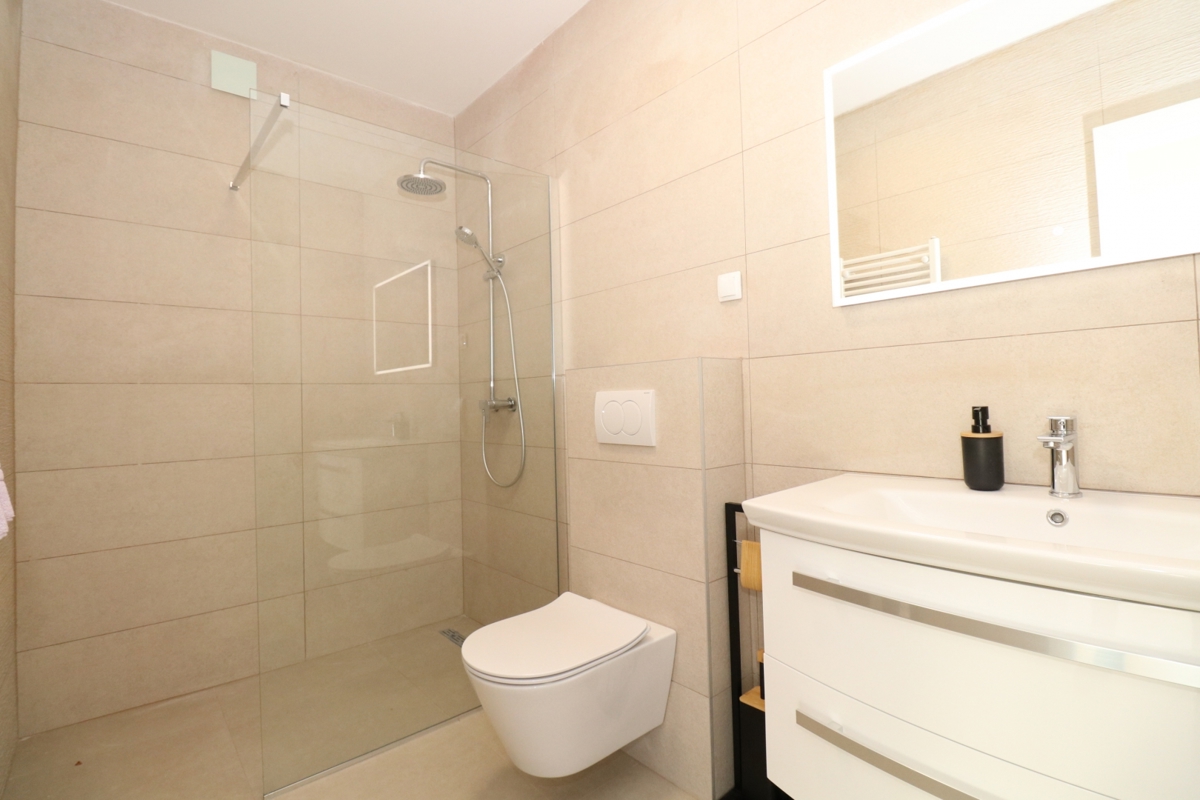 Nova moderna hiša dvojček z bazenom in pogledom na morje!