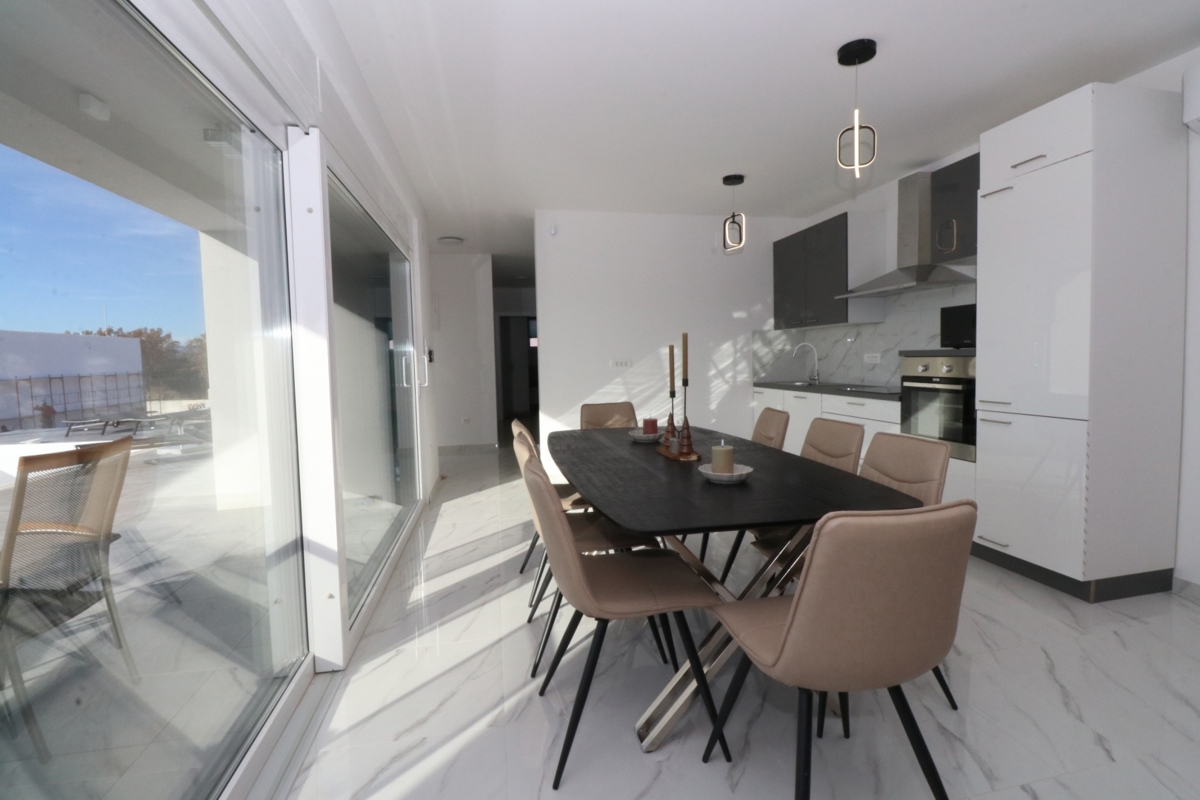 Nova moderna hiša dvojček z bazenom in pogledom na morje!