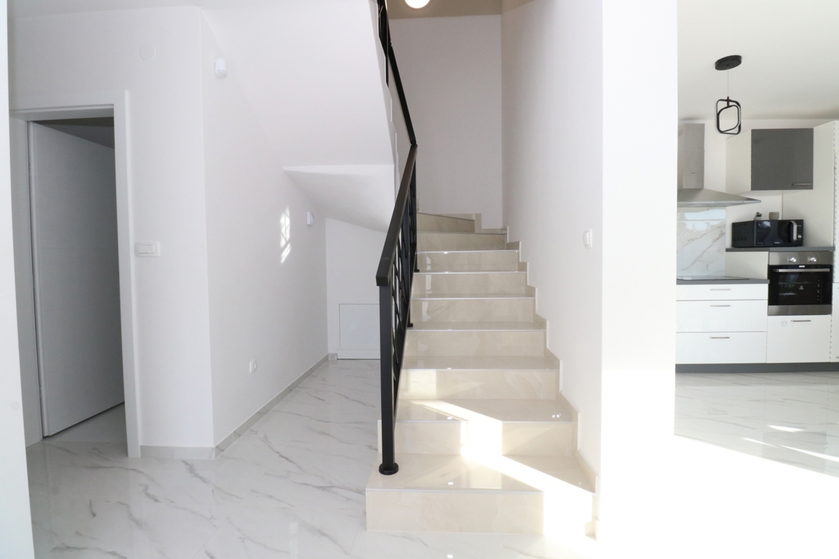 Nova moderna hiša dvojček z bazenom in pogledom na morje!