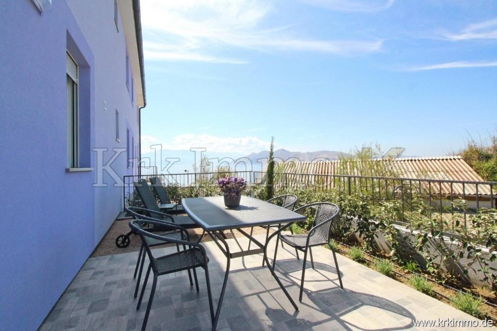 Prvi red ob morju! Moderna apartmajska hiša naprodaj