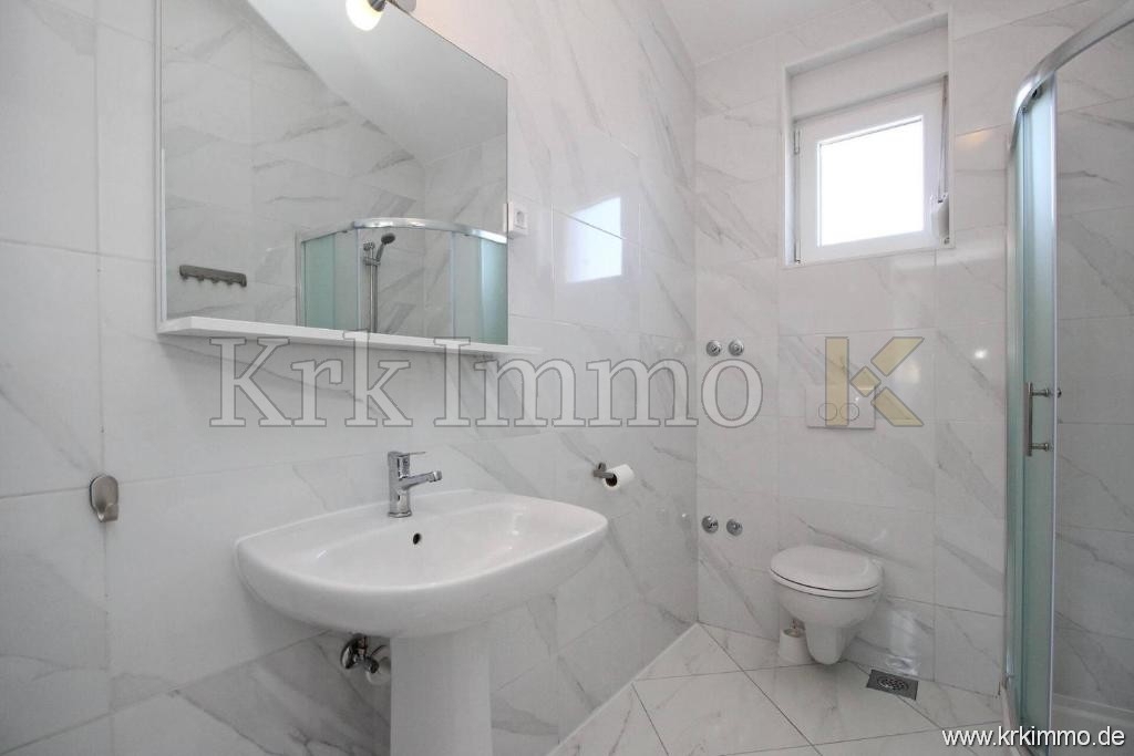 Prvi red ob morju! Moderna apartmajska hiša naprodaj