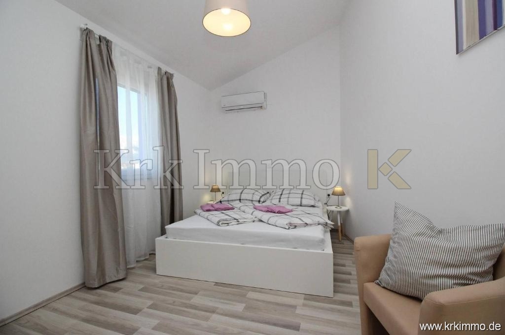 Prvi red ob morju! Moderna apartmajska hiša naprodaj