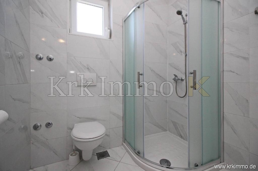 Prvi red ob morju! Moderna apartmajska hiša naprodaj