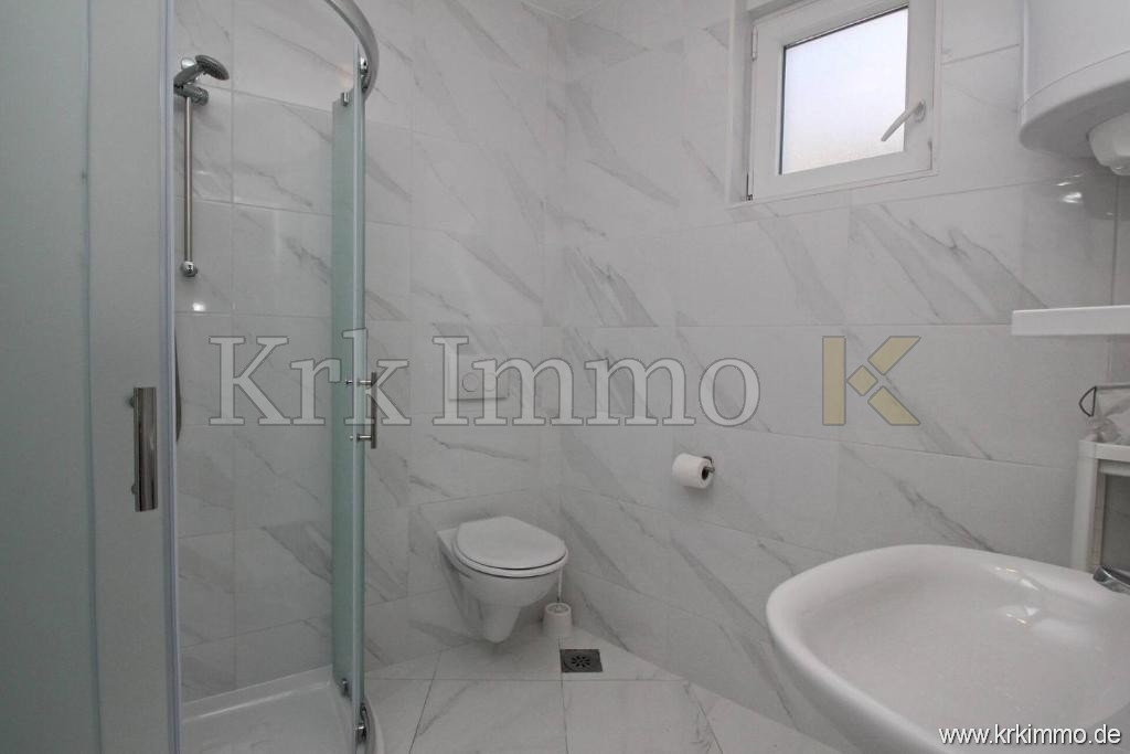 Prvi red ob morju! Moderna apartmajska hiša naprodaj