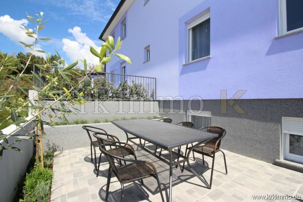 Prvi red ob morju! Moderna apartmajska hiša naprodaj