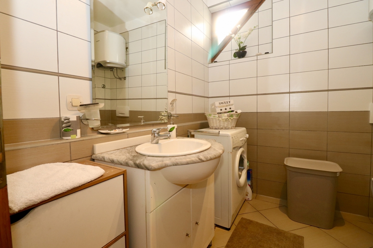 Apartma/Stanovanje Malinska, Malinska-Dubašnica, 71m2