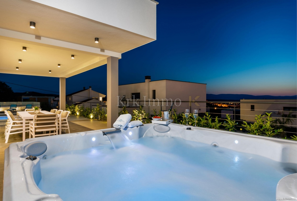 Samo v naši ponudbi! Luksuzna vila s pogledom na morje.