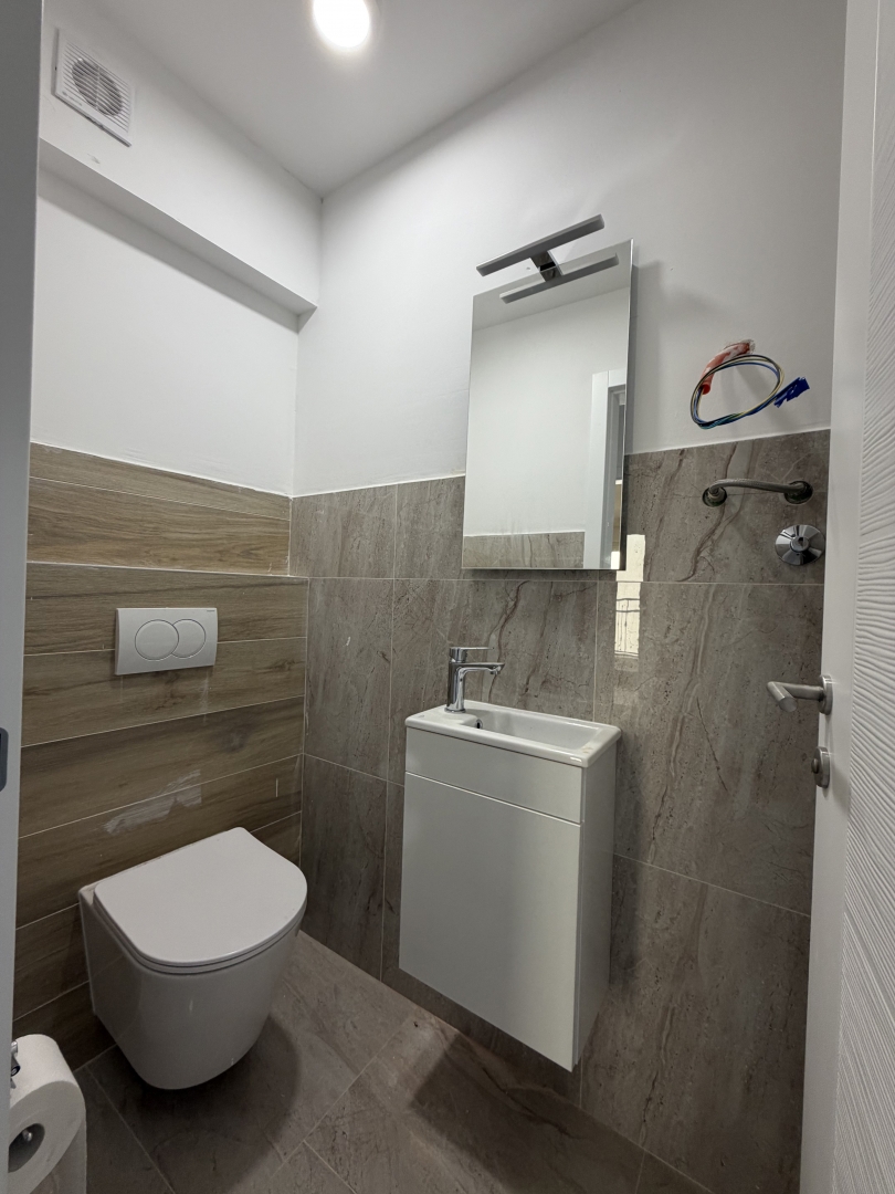 Stanovanje v novogradnji s pogledom na morje v Njivicah