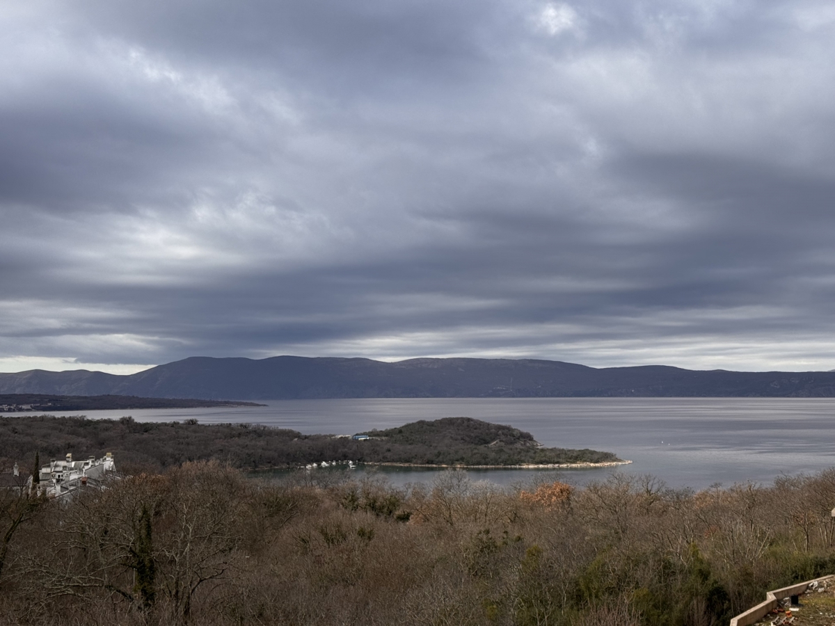 Stanovanje v novogradnji s pogledom na morje v Njivicah
