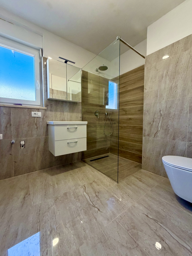 Stanovanje v novogradnji s pogledom na morje v Njivicah