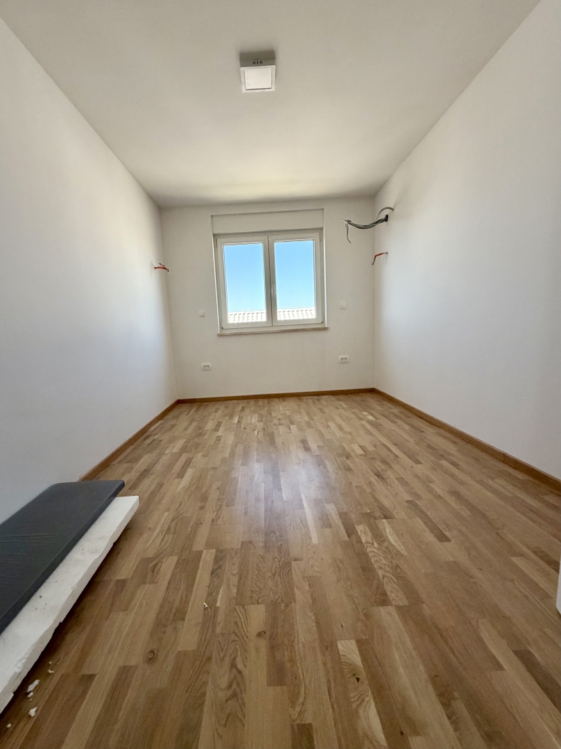 Stanovanje v novogradnji s pogledom na morje v Njivicah