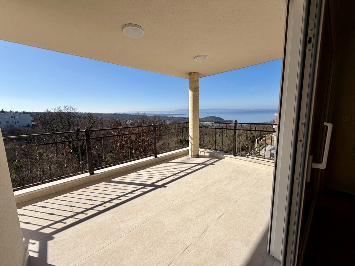 Stanovanje v novogradnji s pogledom na morje v Njivicah