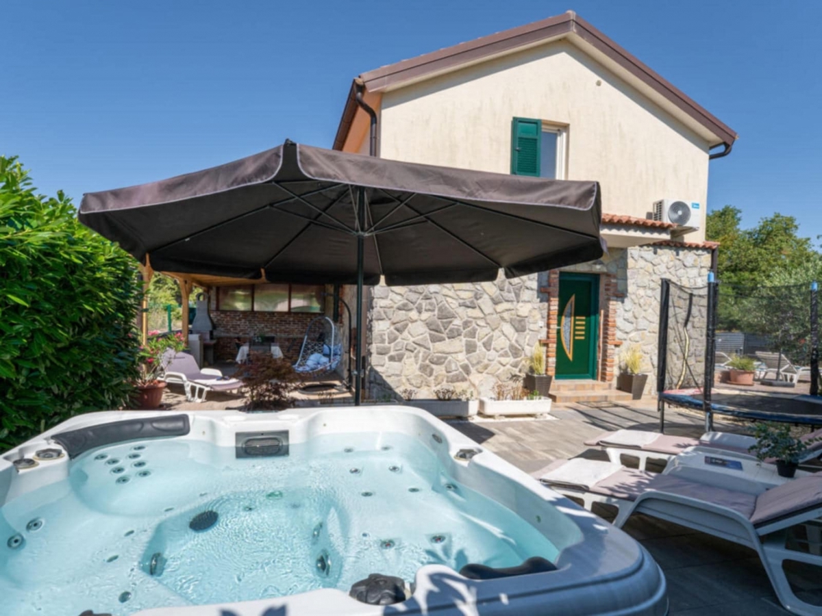 Dvojček z bazenom v bližini zaliva Soline, otok Krk