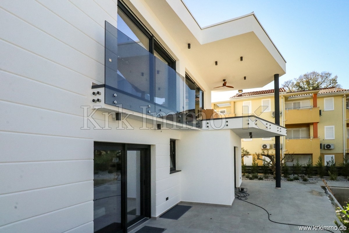 Odlična hiša dvojček z bazenom v bližini morja. Nepremičnine Malinska