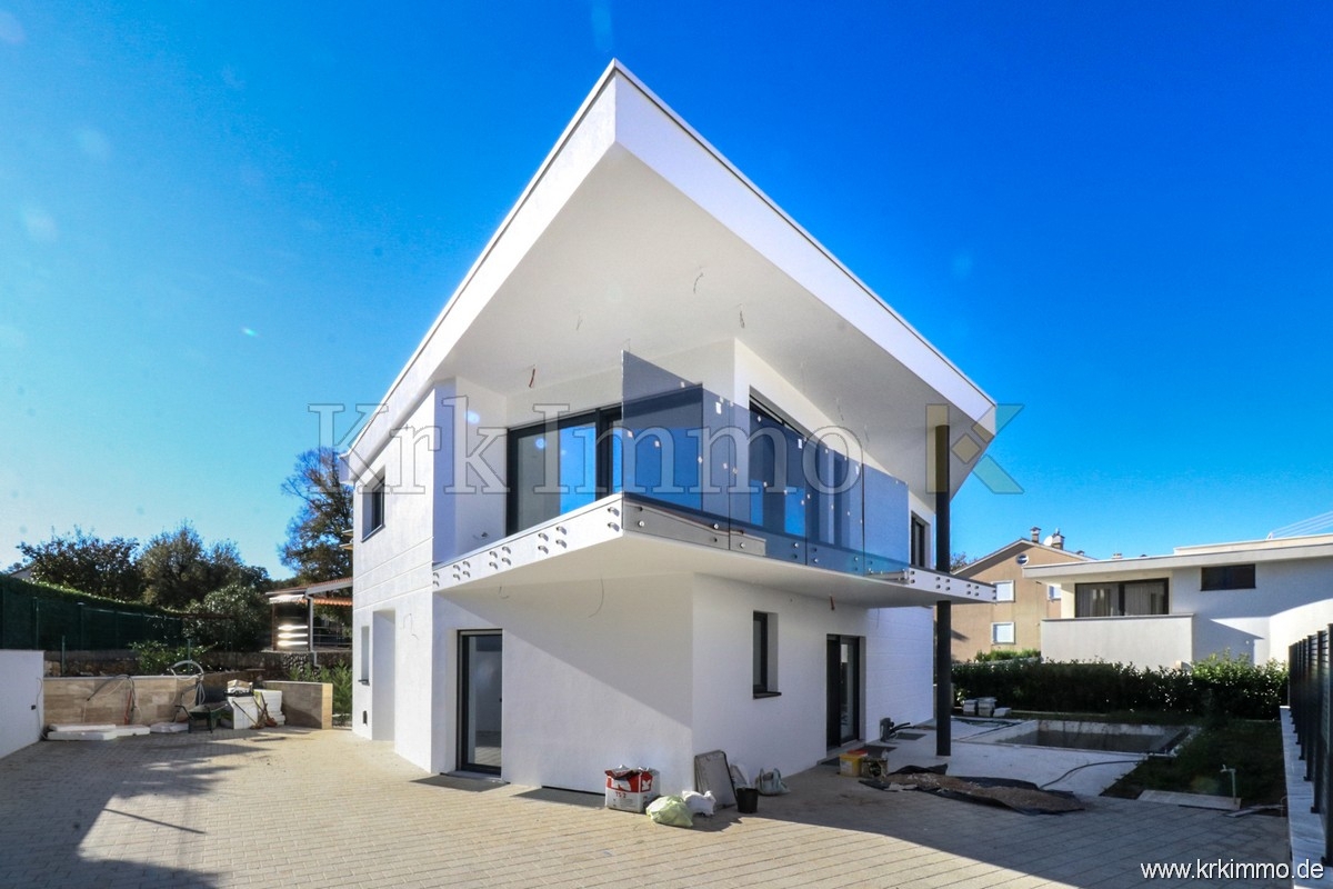 Odlična hiša dvojček z bazenom v bližini morja. Nepremičnine Malinska