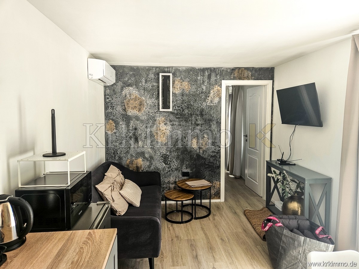 Hiša s tremi apartmaji, bazenom, teniškim igriščem in savno!