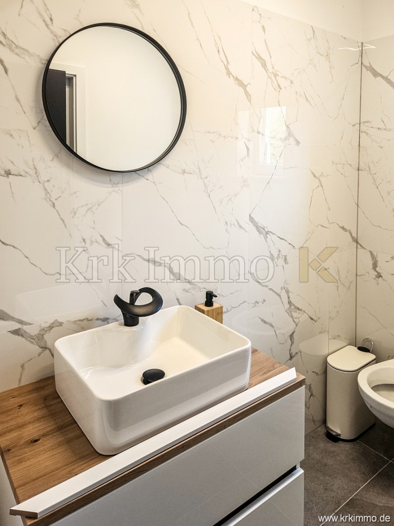 Hiša s tremi apartmaji, bazenom, teniškim igriščem in savno!