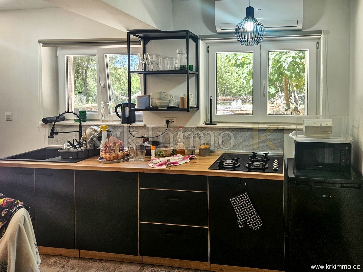 Hiša s tremi apartmaji, bazenom, teniškim igriščem in savno!